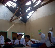 Diterjang Puting Beliung, Siswa Belajar di Kelas Darurat